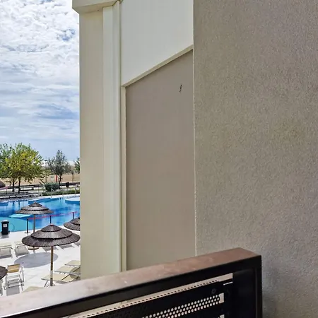 Spacious With A Bright Outdoor Terrace Lejlighed