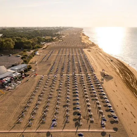 Spacious With A Bright Outdoor Terrace Lejlighed Bibione